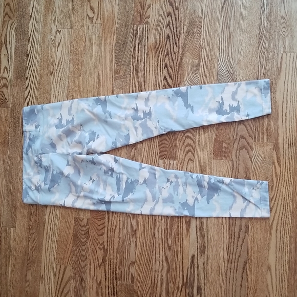 (S) Aritzia Talula Soft Camo Print Leggings Loungewear Casual Weekend Athleisure - Picture 12 of 12